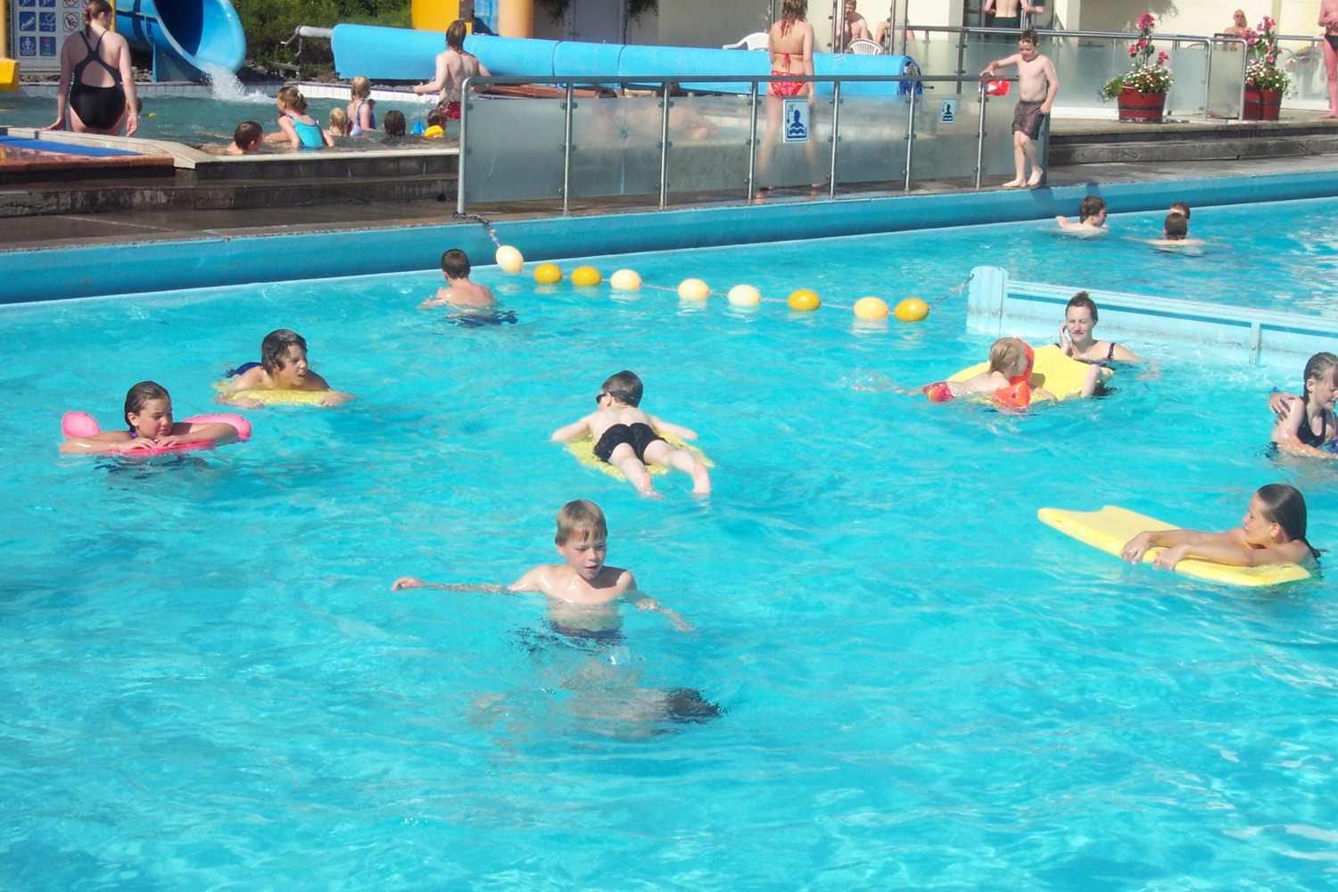 Akureyri Swimming Pool - Children at play