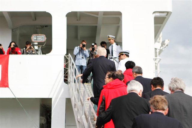 President Grímsson going onboard the Xuelong.