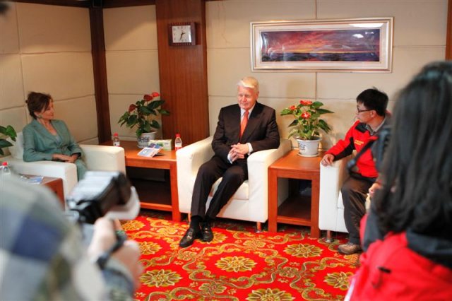 Dr. Yang, the expedition leader, speaking to president Grímsson and his wife.