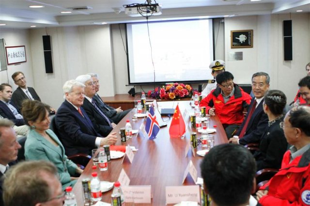 A meeting between president Grímsson and CHINARE5 staff.