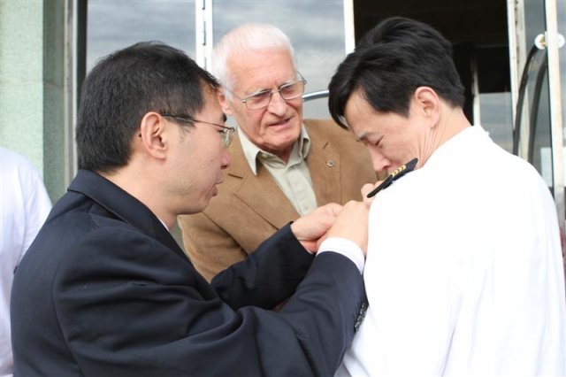 An Icelandic captain approached the captain of the Xuelong and gave him a pin.