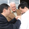 An Icelandic captain approached the captain of the Xuelong and gave him a pin.